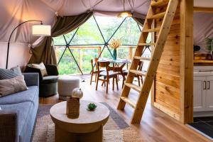 una sala de estar con una gran tienda de campaña con una mesa en The Canyon at Pond Creek, en Pikeville