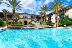 une piscine avec une fontaine en face d'un bâtiment dans l'établissement 2BR - Luxury vinyl floors - Pool - hot tub - 4304, à Saint Augustine