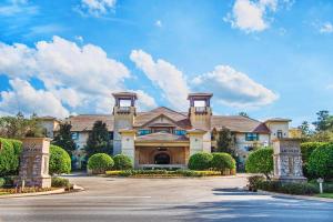 une grande maison avec une allée devant dans l'établissement 2BR - Luxury vinyl floors - Pool - hot tub - 4304, à Saint Augustine