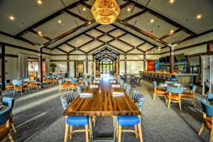 une salle à manger avec une grande table et des chaises en bois dans l'établissement 2BR - Luxury vinyl floors - Pool - hot tub - 4304, à Saint Augustine