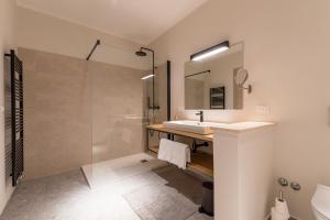 Koupelna v ubytování L'Abbraccio della Quercia - Apartments + 33 fotografií