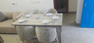 开罗Chalet mountain view的一张带四把椅子的木桌和一张沙发