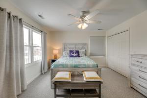 Ένα ή περισσότερα κρεβάτια σε δωμάτιο στο Waterfront Gem with Dock 3 Mi to Fenwick Island Fun