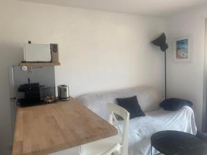 a living room with a white couch and a table at Carqueiranne in Carqueiranne