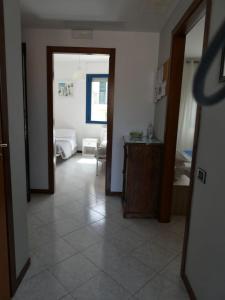 Pokój z korytarzem i pokojem ze stołem w obiekcie Giovanna's House w mieście Matera