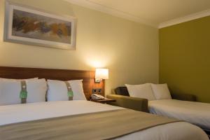 Postel nebo postele na pokoji v ubytování Holiday Inn Leeds Garforth by IHG