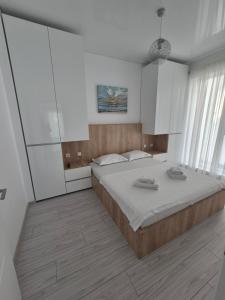 En eller flere senge i et værelse på Summer Nest Mamaia Nord