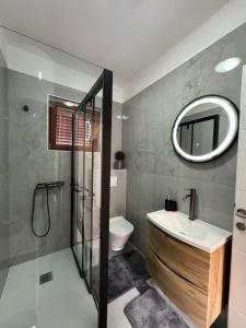 Koupelna v ubytování Apartmani Meri + 35 fotografií