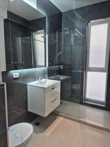 Et badeværelse på Summer Nest Mamaia Nord