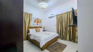Postel nebo postele na pokoji v ubytování 2 Bedroom at Lekki Phase 1 by Unik Triple E