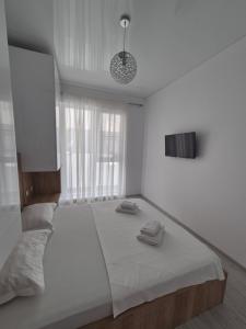 En eller flere senge i et værelse på Summer Nest Mamaia Nord