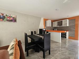 a living room with a piano and a kitchen at El Riego Casa amplia, moderna y luminosa in Tehuacán +8 photos