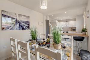 eine Küche und ein Esszimmer mit Tisch und Stühlen in der Unterkunft 4 bedroom Pitchford in Earlham