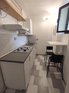 eine Küche mit Herd und Arbeitsplatte in der Unterkunft Appartamento dei limoni in La Spezia + 2 Fotos