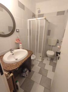 ein Badezimmer mit Waschbecken, Toilette und Dusche in der Unterkunft Appartamento dei limoni in La Spezia