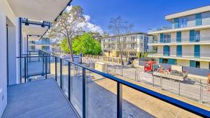 Appartamento dotato di balcone con vista su una strada. di Rezydencja Niechorze D205 Classik - 5D Apartments a Niechorze