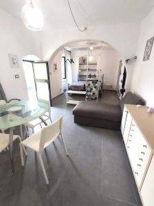 ein Wohnzimmer mit Sofa und Tisch in der Unterkunft Appartamento dei limoni in La Spezia