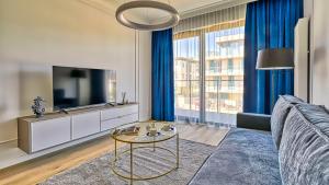 un soggiorno con un divano e una TV di Rezydencja Niechorze D205 Classik - 5D Apartments a Niechorze