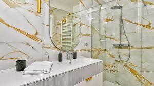 un bagno con lavandino e specchio di Rezydencja Niechorze D205 Classik - 5D Apartments a Niechorze Altre 15 foto