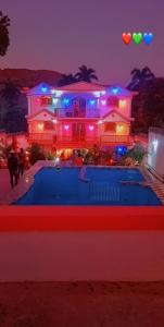 Bazén v ubytování La Belle Hôtel nebo v jeho okolí