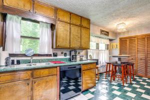 Dapur atau dapur kecil di Group Getaway Spacious Home in Stone Mountain!