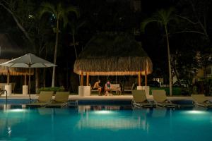 La alberca dentro o cerca de Custom decor-sleeps 6 with 2 pools- Condo near beach-Puerto Morelos Mexico,Casa Yellowstone 52 fotos más