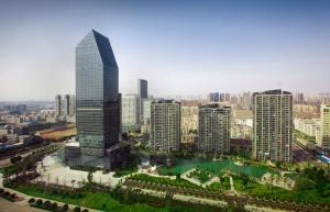 een luchtzicht op een stad met hoge gebouwen bij Nanyuan Universe Deluxe Hotel in Ningbo
