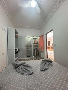Rúm í herbergi á Riad Larache
