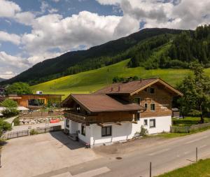 budynek przy drodze z górą w obiekcie Hofers Herzstück w Saalbach Hinterglemm