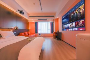 Voodi või voodid majutusasutuse Modern Space Hotel-Guangzhou Nansha Wanda Plaza near Line4 STN&Line18 STN toas