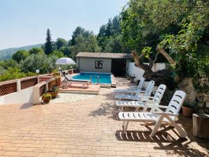 un grupo de tumbonas junto a la piscina en Maison typique Provençale, en Seillans