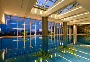 Bazén v ubytování Nanyuan Universe Deluxe Hotel nebo v jeho okolí