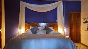 Postel nebo postele na pokoji v ubytování Casa Awakening, Beach-front