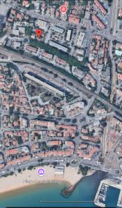 eine Karte einer Stadt mit Strand und Gebäuden in der Unterkunft Villa 4 pièces à Fréjus Plage 5 min plage, clim, parking & BBQ in Fréjus