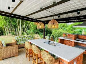 an outdoor kitchen with a table and chairs at Mi Ilusión Finca in Filandia