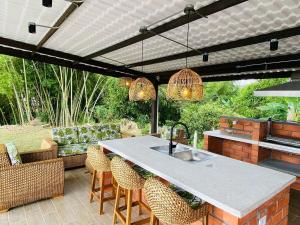 an outdoor kitchen with a table and chairs at Mi Ilusión Finca in Filandia
