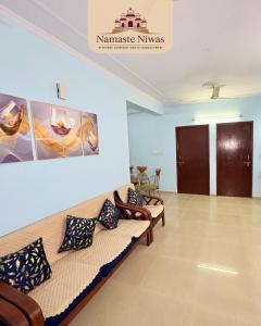 Highway access 2BHK, Trendy decor, VR & other water parks的休息区