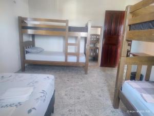 ein Zimmer mit zwei Etagenbetten und einem Bett in der Unterkunft hostel xamã in Flecheiras