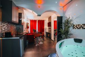 a kitchen with a bath tub in a room at Le Love Spa in Lyon
