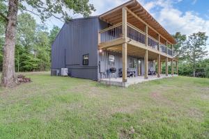 a large metal building with a large yard at 2 Mi to Buffalo River Peaceful Family Retreat 