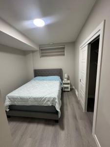 Postel nebo postele na pokoji v ubytování Beautiful 2 bedroom 2 bath in NW Calgary