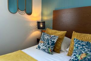 Postel nebo postele na pokoji v ubytování La Belle Hôtel