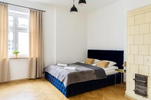 un dormitorio con una cama y una ventana en Selected Apartments by market square, en Cracovia