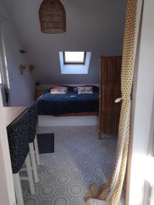 a small bedroom with a bed and a window at logement indépendant en plein Morvan in Saint-Brisson