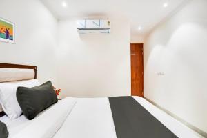 Postel nebo postele na pokoji v ubytování Hotel O Ivory Inn