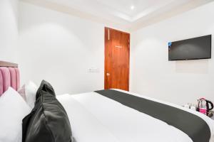 TV a/nebo společenská místnost v ubytování Hotel O Ivory Inn