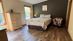 Ένα ή περισσότερα κρεβάτια σε δωμάτιο στο Acorn Acres Cabins Whitetail Run Cottage