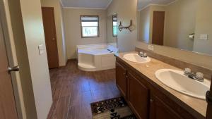 Ένα μπάνιο στο Acorn Acres Cabins Whitetail Run Cottage +30 φωτογραφίες