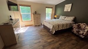 Ένα ή περισσότερα κρεβάτια σε δωμάτιο στο Acorn Acres Cabins Whitetail Run Cottage