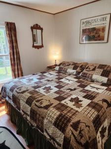 Postel nebo postele na pokoji v ubytování Moose Riverside Bungalow 3BR Home Old Forge NY